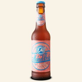 Eine 0,33l-Bierflasche mit einem Rosarot-karierten Etikett.