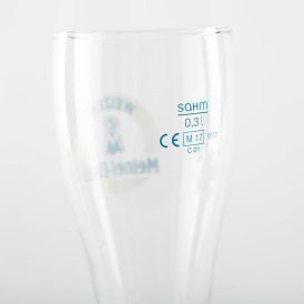 Nahaufnahme eines Weissbierglases, die den Eichstrich und die Mengenangabe 0,3 l zeigt.