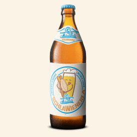 Eine Euro-Bierflasche 500 ml mit hellem Etikett mit einer Illustration von einem Comic-Bierglas, dass ein paar Wiener im Brötchen umarmt.